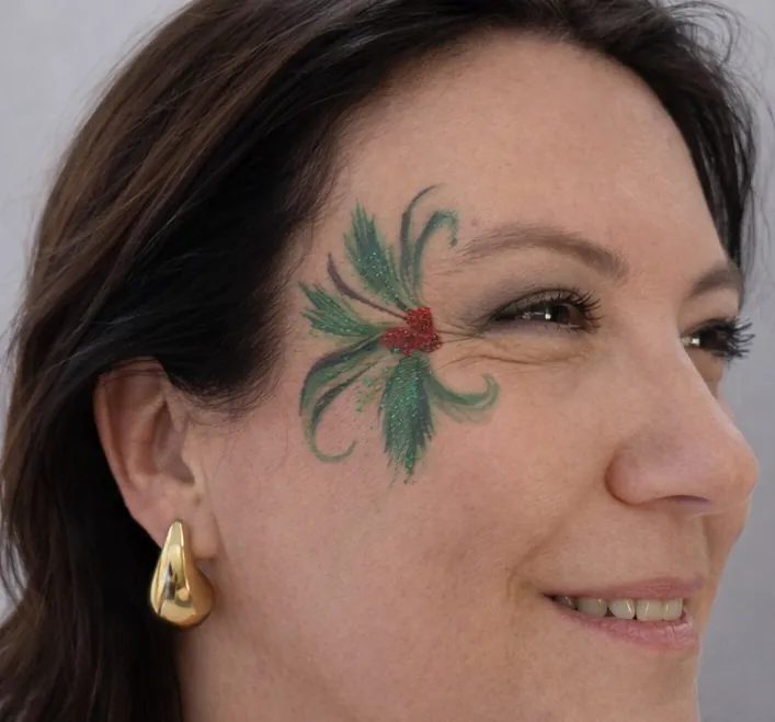 Maquillage artistique de houx sur le thème de Noël